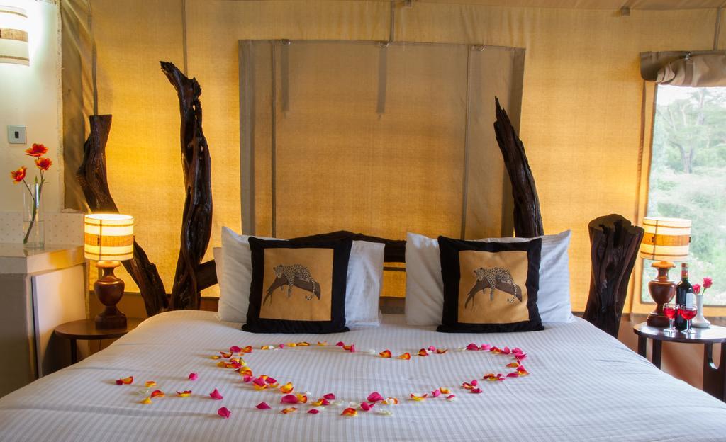 Crater Lake Tented Camp And Game Sanctuary Найваша Екстериор снимка